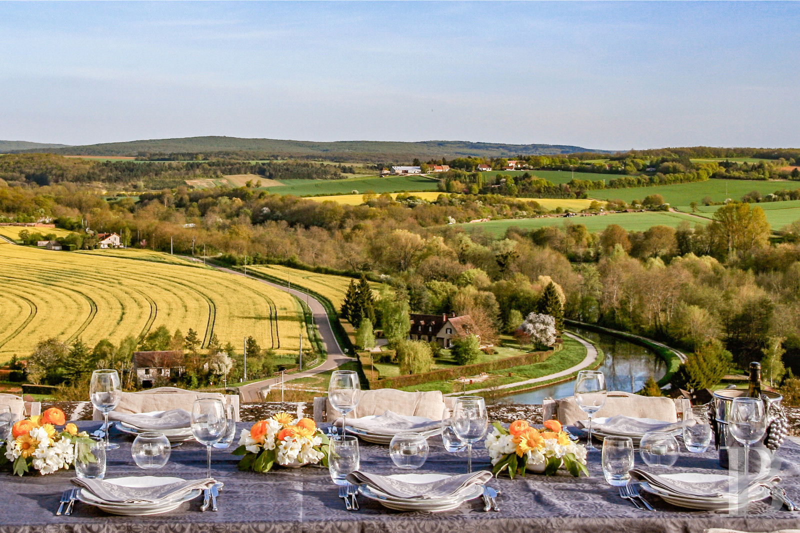 En Bourgogne, non loin de Vézelay, un château en bord de falaise surplombant l’Yonne - photo  n°6